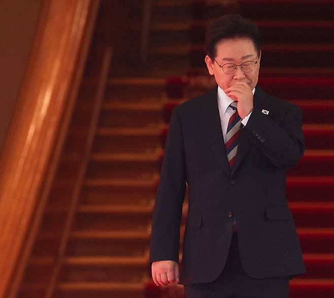 이재명 대통령이 15일 청와대에서 국빈 자격으로 한국을 방문한 카심-조마르트 토카예프 카자흐스탄 대통령을 영접하기 위해 이동하고 있다.  청와대사진기자단