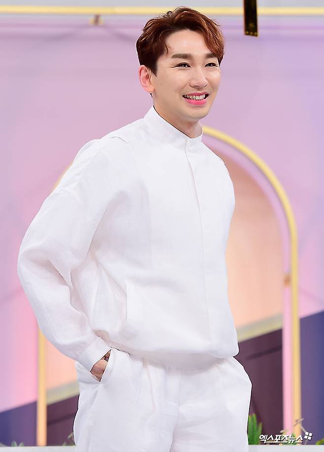 뮤지컬 배우 옥주현과 '옥장판 논란'을 빚었던 뮤지컬 배우 김호영이 이번에는 결혼을 앞둔 지인과 관계를 끊은 일화를 밝혔다.