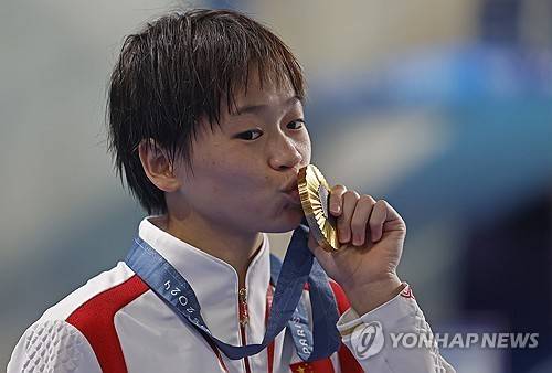 2024 파리올림픽 2관왕에 오른 중국 여자수영 다이빙 국가대표 취안홍찬이 올해 악플러들에게 인신공격을 당하며 중국 내에서 큰 논란이 됐다. 악플러 중 한 명은 벌금형을 선고 받았다. 사진 연합뉴스