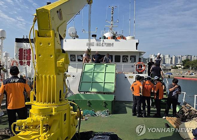 부산 감천항 선박서 가스 누출로 2명 심정지 (부산=연합뉴스) 15일 부산 사하구 감천항에 정박한 러시아 어선에서 프레온 가스가 누출돼 현장에 출동한 소방 당국이 구조 활동을 펼치고 있다. 이 사고로 러시아 선원 4명이 다치고 이 가운데 2명이 심정지 상태다. 2026.9.15 [부산소방재난본부 제공. 재판매 및 DB 금지] psj19@yna.co.kr