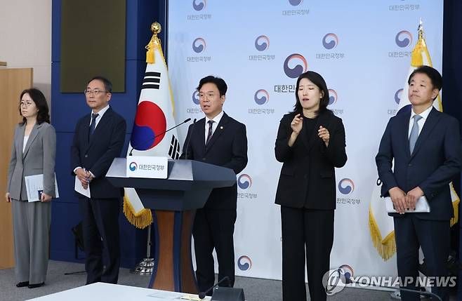 메가특구 특별법 관련 사회적 대화 제안하는 김영훈 고용노동부 장관 (서울=연합뉴스) 안정원 기자 = 김영훈 고용노동부 장관이 15일 서울 종로구 정부서울청사에서 메가특구 연구직 대상 주52시간 예외적용, 파견근로 가능업무 확대 등 노동규제 완화 등을 내용으로 한 '메가특구 특별법 관련 사회적 대화 제안' 브리핑하고 있다. 2026.9.15 jeong@yna.co.kr