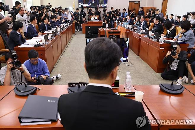 김승원 인사청문회 여야 설전 (서울=연합뉴스) 이동해 기자 = 15일 국회 법제사법위원회에서 열린 김승원 법무부 장관 후보자에 대한 인사청문회에서 국민의힘 김태규 의원 등이 서영교 위원장의 의사진행에 항의하고 있다. 2026.9.15 eastsea@yna.co.kr