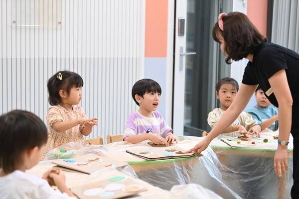 세미도서관 유아프로그램실에서 진행된 '이야기가 있는 오감놀이' 수업에서 그림책 이야기를 떠올리며 찰흙을 정성스레 빚고 있는 유아들.