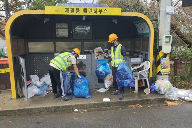 청소 노동자들이 종량제 쓰레기 봉투를 수거 하고 있다. 전남일보DB