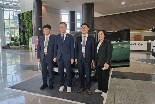 사진 왼쪽부터 박덕열 기후에너지환경부 수소열산업정책관, 위성곤 제주특별자치도지사, 신승규 현대차그룹 부사장, 조선희 제주특별자치도 기후에너지국장. 현대차 제공.