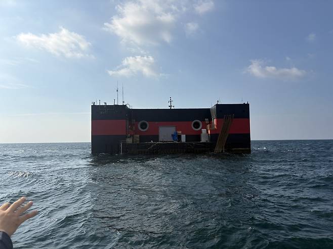 ▲제주도 한경면 용수리 해변에서 약 1.2km 떨어진 곳에서 선박해양플랜트연구소가 운영하고 있는 해상변전시설의 모습. 사진=정승현 기자