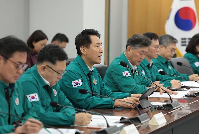 오세훈 서울시장이 15일 서울 중구 서울시청 기획상황실에서 열린 시내버스 파업 관련 긴급 대책회의에 참석해 모두발언을 하고 있다.(사진=뉴스1)