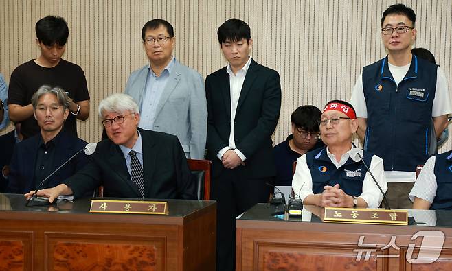 김정환 서울시버스사업조합 이사장이 15일 오후 서울 영등포구 서울지방노동위원회에서 재개된 제2차 조정회의에서 발언하고 있다. 2026.9.15 ⓒ 뉴스1 이호윤 기자