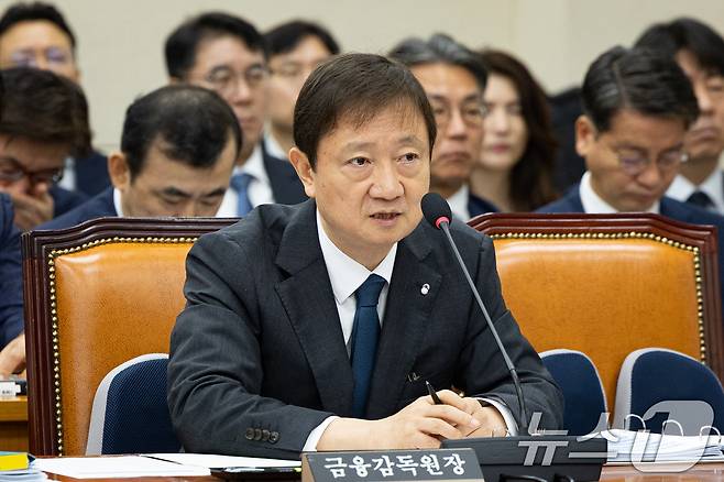 이찬진 금융감독원장이 21일 서울 여의도 국회에서 열린 홈플러스 회생 관련 정무위원회 간담회에 출석해 의원 질의에 답하고 있다. 2026.7.21 ⓒ 뉴스1 유승관 기자