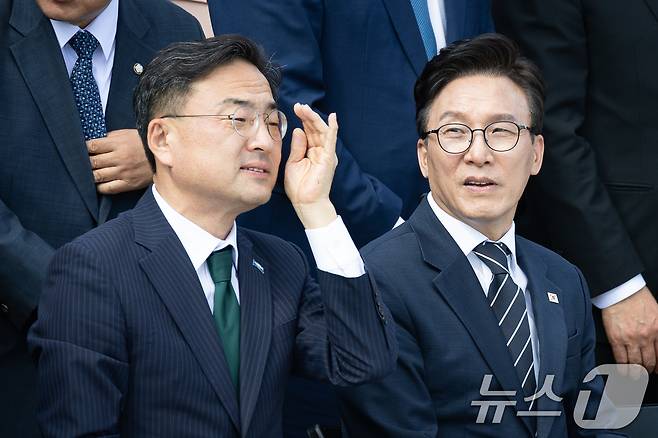 더불어민주당 김민석(오른쪽), 조국혁신당 신장식 대표가 3일 서울 여의도 국회에서 제22대 국회 후반기 국회의원 단체사진 촬영을 위해 자리하고 있다. 2026.9.3 ⓒ 뉴스1 유승관 기자
