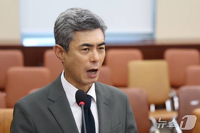 강신철 국방부 장관 후보자가 16일 오전 서울 여의도 국회 국방위원회에서 열린 인사청문회에서 인사말을 마치고 인사하고 있다. ⓒ 뉴스1 황기선 기자