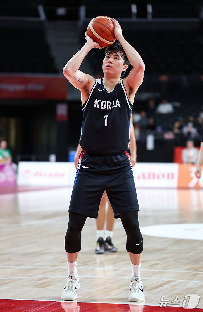 16일 일본 나고야 아이치 인터내셔널 아레나에서 열린 2026 아이치·나고야 아시안게임 남자 농구 8강 대한민국과 요르단의 경기, 대한민국 이현중이 자유투를 하고 있다. 2026.9.16 ⓒ 뉴스1 김도우 기자