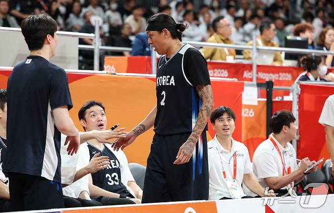 16일 일본 나고야 아이치 인터내셔널 아레나에서 열린 2026 아이치·나고야 아시안게임 남자 농구 8강 대한민국과 요르단의 경기, 대한민국 최준용이 퇴장을 당해 경기장을 나서고 있다. 2026.9.16 ⓒ 뉴스1 김도우 기자