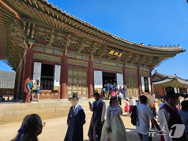 16일 오전 10시쯤 서울 종로구 경복궁 강녕전을 보러 몰린 관광객. 경복궁은 오전 9시부터 관람이 시작된다. 2026.9.16 ⓒ 뉴스1 유채연 기자