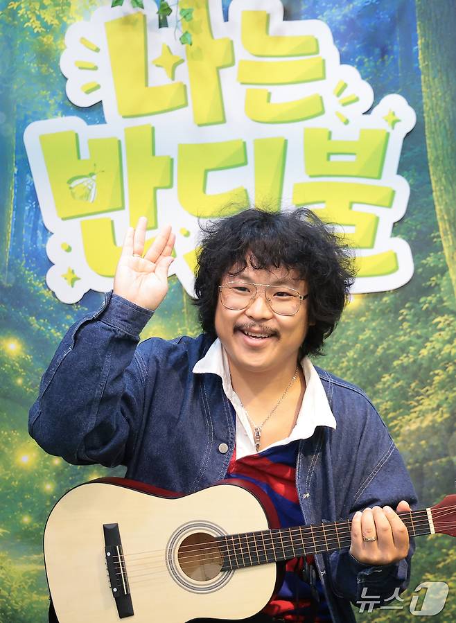 ‘나는 반딧불’ 원곡자 정중식이 16일 오후 서울 강남구 예림당 아트홀에서 열린 어린이 가족 뮤지컬 '나는 반딧불' 공연장을 찾아 포즈를 취하고 있다. '나는 반딧불'은 아빠를 잃은 뒤 어둠을 두려워하게 된 소녀 서윤이가 작은 반딧불과 함께 잃어버린 마음의 빛을 찾아가는 과정을 그린 창작 뮤지컬이다. 2026.9.16 ⓒ 뉴스1 권현진 기자
