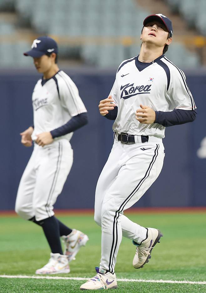 2026 아시안게임에 출전하는 한국 야구 대표팀 김도영이 15일 고척스카이돔에서 열린 공식 훈련에서 몸을 풀고 있다. 사진 | 고척=연합뉴스