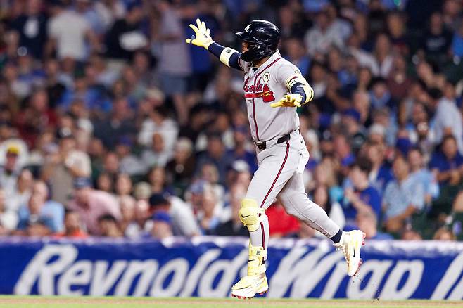 CHICAGO, ILLINOIS - SEPTEMBER 15: Ronald Acuna Jr. #13 of the Atlanta Braves celebrates his two-run home run in the sixth inning against the Chicago Cubs at Wrigley Field on September 15, 2026 in Chicago, Illinois.   Griffin Quinn/Getty Images/AFP (Photo by Griffin Quinn / GETTY IMAGES NORTH AMERICA / Getty Images via AFP)        <저작권자(c) 연합뉴스, 무단 전재-재배포, AI 학습 및 활용 금지>
