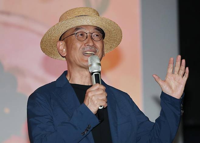 3일 서울 송파구 롯데시네마 월드타워점에서 열린 '아버지의 집밥' 시사회에 참석한 이준익 감독이 인사말을 하고 있다. 연합뉴스