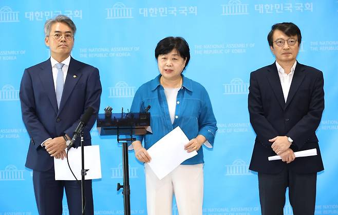 국회 법제사법위원회 서영교 위원장(가운데)과 더불어민주당 간사인 김의겸 의원(오른쪽), 김기표 의원이 16일 국회 소통관에서 김승원 법무부 장관 후보자 인사청문회와 관련, "적격, 적합" 의견을 밝히고 있다. 연합뉴스