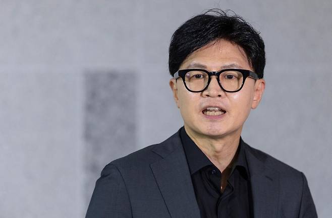 한동훈 무소속 의원이 15일 국회 의원회관에서 열린 토론회에 참석한 뒤 취재진과 가진 간담회에서 김승원 법무부 장관 후보자와 더불어민주당 김민석 대표의 SNS 메시지와 관련해 발언하고 있다. 연합뉴스