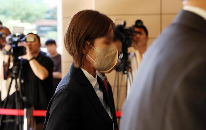 '코로나19 신약 임상시험 승인 청탁 의혹'과 관련해 뇌물공여약속 등 혐의를 받고 있는 양수진씨가 15일 서울서부지법에서 열린 공판에 출석하고 있다. 뉴시스