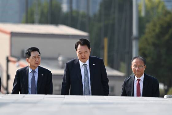 강서구청장 보궐선거 패배 직후인 2023년 10월 18일 윤석열 대통령이 김기현 대표와 윤재옥 원내대표 등 국민의힘 지도부와 오찬을 함께 한 뒤 용산 어린이정원을 산책하고 있다. 이날 오찬엔 보선 패배 후 인적 쇄신 차원에서 새로 임명된 이만희 사무총장과 유의동 정책위의장도 참석했다. 사진 대통령실