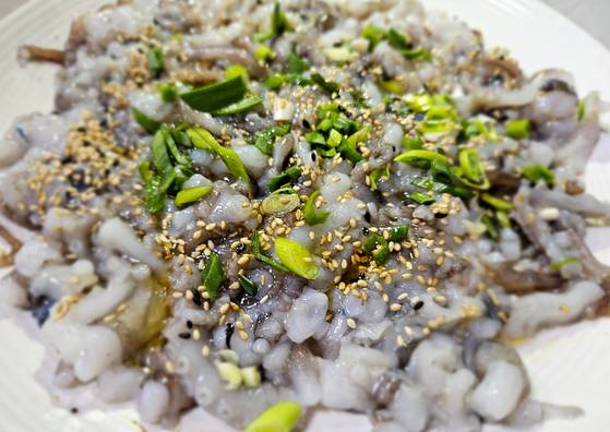 영암 독천 낙지 거리에서 맛본 낙지탕탕이. 손민호 기자