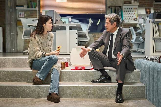 영화 '인턴'은 젊은 CEO 선우(한소희)와 은퇴자 기호(최민식) 사이의 우정과 교감을 다루고 있다. 사진 워너브라더스 코리아
