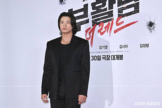 배우 신승호가 16일 서울 송파구 롯데시네마 월드타워에서 열린 영화 ‘부활남: 더 레드’ 언론시사회에 참석해 포토타임을 갖고 있다.