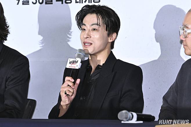구교환이 16일 오후 서울 신천동 롯데시네마 월드타워에서 열린 영화 ‘부활남: 더 레드’ 기자간담회에서 발언하고 있다. 남동균 기자