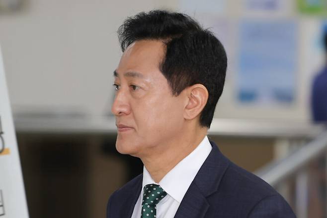 오세훈 서울시장이 지난 4일 서울 서초구 서울고등법원에서 열린 '명태균 여론조사 대납 의혹 사건' 2심 속행 공판에 출석하고 있다. 연합뉴스