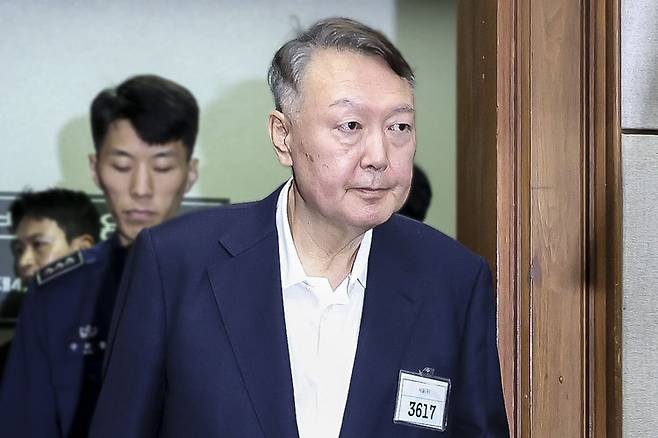 법정 들어서는 윤석열 전 대통령 / 사진 = 연합뉴스