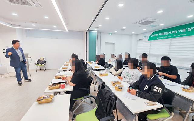 초록우산 후원자 박솔(맨 왼쪽) 씨가 지난 4월 전북 전주시의 청년거점공간 ‘청년이음전주’에서 초록우산 자립준비청년활동가모임 ‘이음’ 멘토로서 청년들에게 동기부여 강연을 하고 있다.  초록우산 제공