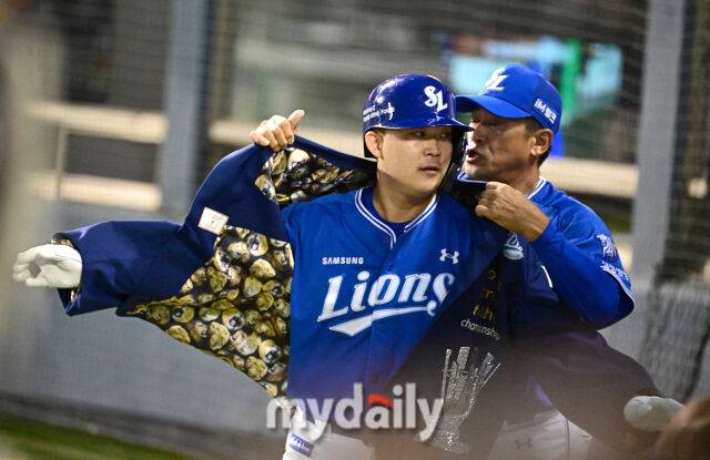 2026년 9월 16일 오후 서울 잠실구장에서 열린 '2026 신한 SOL KBO리그' 삼성 라이온즈와 두산 베어스의 경기. 삼성 전병우가 2회초 2사 후 솔로 홈런을 친 뒤 기뻐하고 있다./잠실=유진형 기자