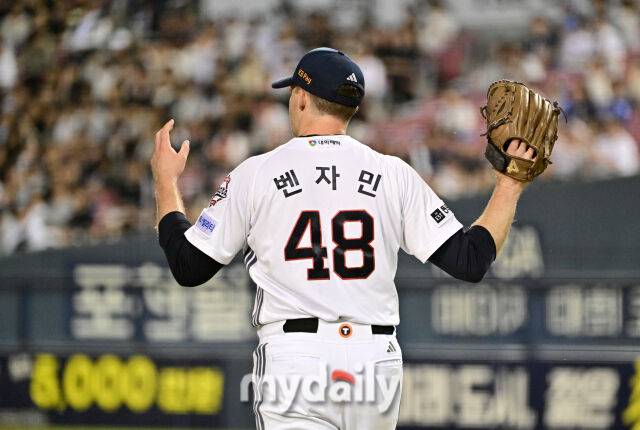 2026년 9월 16일 오후 서울 잠실구장에서 열린 '2026 신한 SOL KBO리그' 삼성 라이온즈와 두산 베어스의 경기. 두산 선발투수 벤자민이 3회초 투구를 마친 뒤 더그아웃으로 들어가고 있다./잠실=유진형 기자
