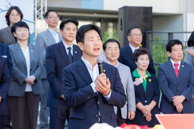 이재진 강남구의회 의장이 인사말을 하고 있다.