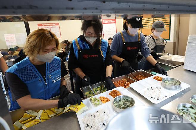[서울=뉴시스] 권창회 기자 = 염영남 뉴시스 대표를 비롯한 봉사단이 16일 오전 서울 용산구 아침애만나에서 배식봉사를 하고 있다. 2026.09.16. kch0523@newsis.com