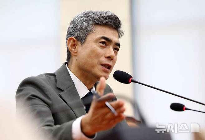 [서울=뉴시스] 고범준 기자 = 강신철 국방부 장관 후보자가 16일 서울 여의도 국회 국방위원회에서 열린 인사청문회에서 의원 질의에 답변하고 있다. 2026.09.16. bjko@newsis.com