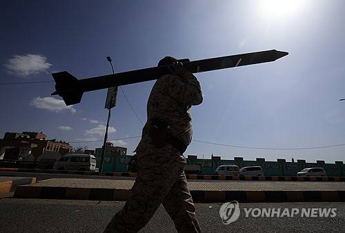 미사일 모형 들고 가는 후티 반군 병사 [EPA=연합뉴스 제공]