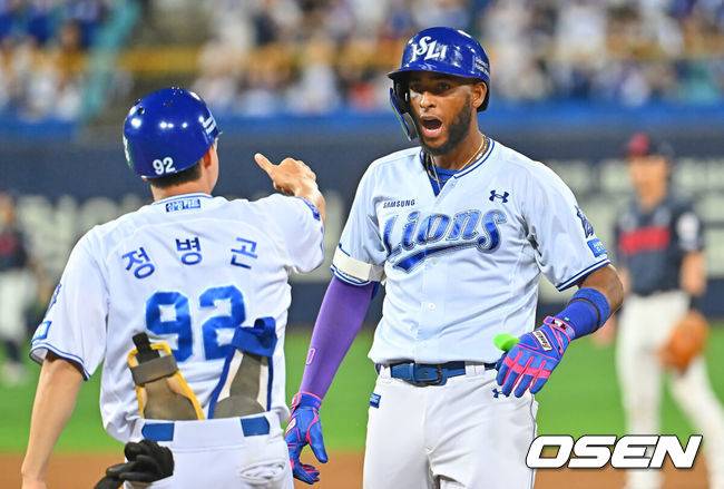 [OSEN=대구, 이석우 기자] 15일 대구삼성라이온즈파크에서 2026 신한 SOL KBO 리그 삼성 라이온즈와 롯데 자이언츠의 경기가 열렸다. 홈팀 삼성은 원태인이, 방문팀 롯데는 박세웅이 선발 출전했다. 삼성 라이온즈 디아즈가 8회말 2사 만루 우익수 앞 2타점 안타를 치고 기뻐하고 있다. 2026.09.15 / foto0307@osen.co.kr