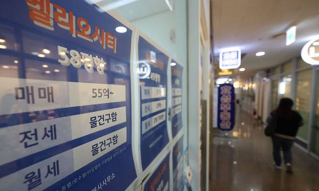서울 시내 한 부동산 중개업소에 매물 정보가 걸려 있다. 뉴시스