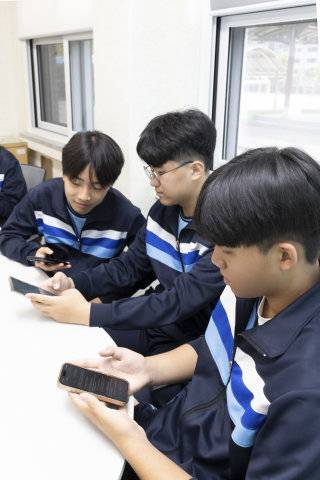 7월 2일 광주 문산중학교에서 3학년 정은총·변지웅·김라윤 군(왼쪽부터)이 휴대전화로 생성형 AI를 활용하고 있다. 박해윤 기자