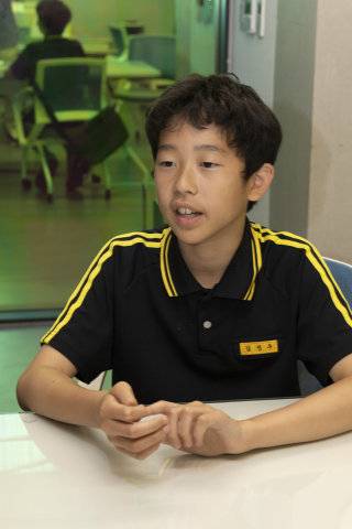 서울 연희중 1학년 김진우 군이 휴대전화의 AI 사용 제한에 관해 설명하고 있다. 지호영 기자