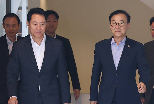 8월26일 오세훈 서울시장(왼쪽)과 김윤덕 당시 국토교통부 장관이 서울 주택 문제를 논의하고자 서울 중구 컨퍼런스하우스 달개비에서 2차 회동을 가졌다. ⓒ연합뉴스