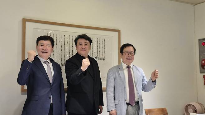 16일 서울 광화문에서 열린 기자간담회에서 임진번 서산문화재단 대표이사, 이정민 축제 총감독, 허권 서산문화재단 이사(왼쪽부터)가 파이팅을 외치며 제23회 서산해미읍성축제의 성공적 개최를 다짐하고 있다.               양형모 기자