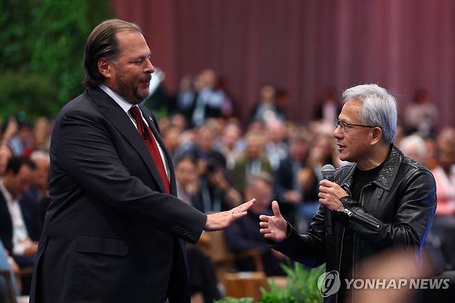 젠슨 황과 마크 베니오프 젠슨 황 엔비디아 최고경영자(CEO)가 15일(현지시간) 미국 샌프란시스코 모스콘센터에서 열린 세일즈포스의 연례 '드림포스' 행사 기조연설 무대에 올라 마크 베니오프 세일즈포스 CEO와 대담하고 있다. [로이터=연합뉴스. 재판매 및 DB 금지]