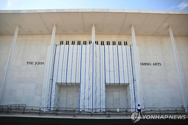 트럼프 이름이 삭제된 뒤 방수포로 가려져 있는 케네디센터 외벽 [AFP=연합뉴스 자료사진. 재판매 및 DB 금지]