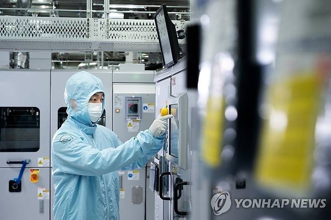 반도체 팹(공장)에서 근무 중인 직원 [SK하이닉스 제공. 재판매 및 DB 금지]
