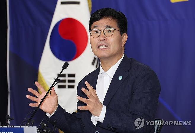 발언하는 이원택 전북지사 [연합뉴스 자료사진]