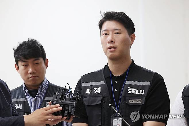 입장 밝히는 최승호 노조위원장과 이송이 초기업노조 부위원장 (세종=연합뉴스) 김주성 기자 = 삼성그룹 초기업노동조합 삼성전자지부 최승호 위원장(오른쪽)이 20일 정부세종청사 중앙노동위원회에서 노사협상 결렬 과정을 설명한 뒤 총파업 강행 입장을 밝히고 있다. 2026.5.20 [공동취재] utzza@yna.co.kr